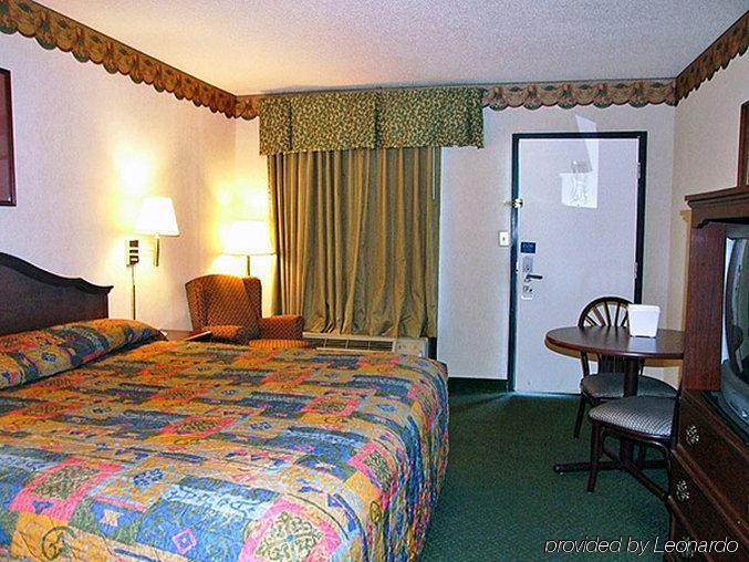 Baymont By Wyndham Santee Motel Room photo