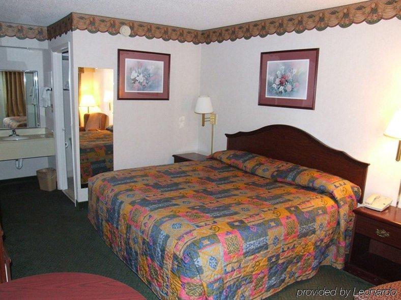 Baymont By Wyndham Santee Motel Room photo